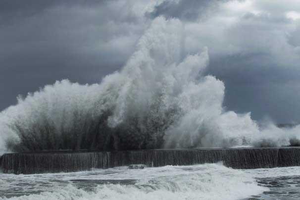 tifón Trami causa grandes olas en Taiwan