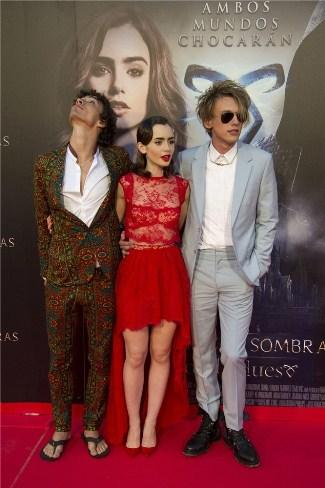 Los looks de Lily Collins en el estreno de Cazadores de Sombras en Madrid. Vídeo