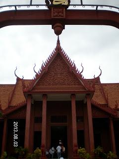 Phnom Penh (Camboya): rezar en el museo