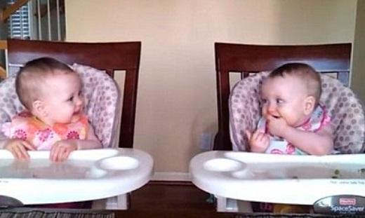 BEBES BAILAN AL RITMO DE GUITARRA, MENUDO CACHONDEO. HUMOR. VÍDEO BEBES BAILAN AL RITMO DE GUITARRA, MENUDO CACHONDEO. HUMOR. VÍDEO