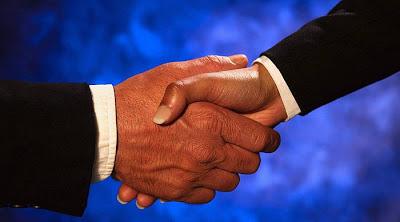 Tres formas de dar la mano Saludo con un apretón de manos