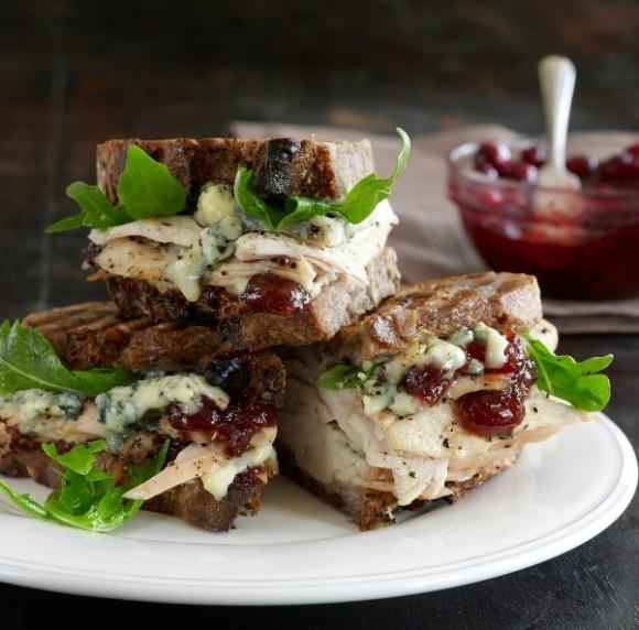 Sandwich  Queso Azul Y CranberryChutney-Turkey Panini with Blue Cheese and Cranberry Chutney