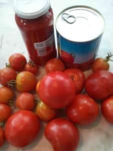 Tomates crudos y envasados