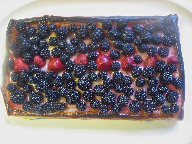 TARTA DE MORAS, MANZANA Y FRUTOS ROJOS TARTA DE MORAS, MANZANA Y FRUTOS ROJOS