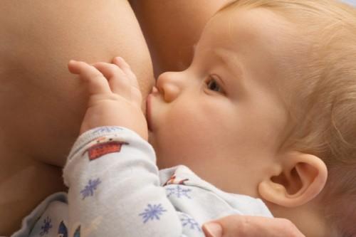 Beneficios de la lactancia materna y obstáculos para amamantar en público