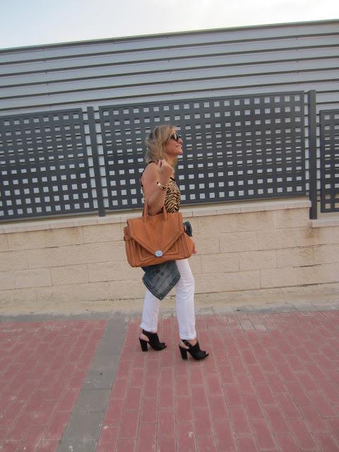 LOOK242-30.8.20138:15¡¡Hola amiga!!¡¡Qué pena ya volvemos... LOOK242-30.8.20138:15¡¡Hola amiga!!¡¡Qué pena ya volvemos...