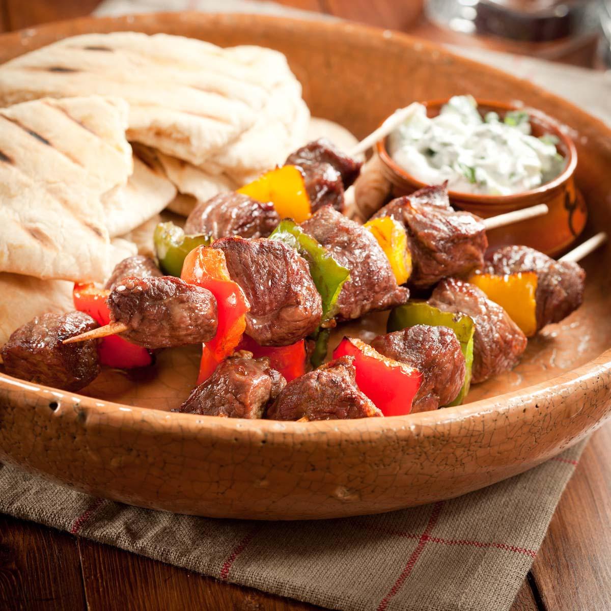 Kebabs con carne, verduras y arroz integral beef_kebabs