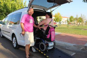 Empieza a funcionar el primer taxi adaptado para discapacitados en Olivenza - Badajoz Empieza a funcionar el primer taxi adaptado para discapacitados