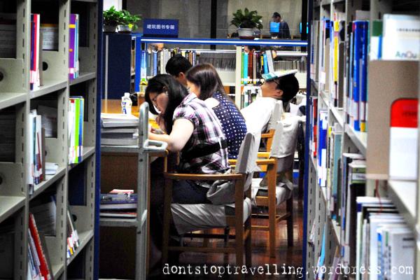 chino durmiendo La biblioteca de Shanghái