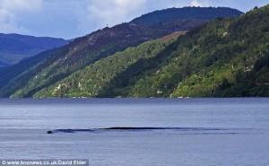 Vuelve Nessy La fotografía que publica el Dailymail, es más de lo mismo, una ola que se desplaza por el lago. Ni se ve al monstruo, ni se percibe nada anormal. Lo dicho: más de lo mismo. Seguramente el turismo en la zona ha bajado y es un intento de que remonte.