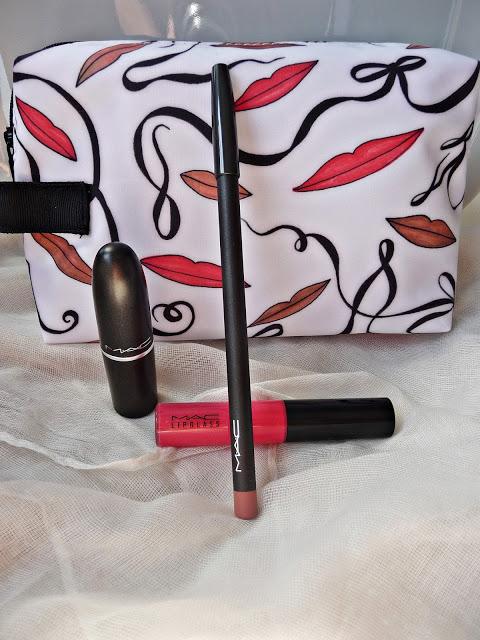 MAC: Labial Cremesheen naked proof, perfilador Boldly bare y gloss Drawn to chic / Reflexión sobre el trato en MAC MAC: Labial Cremesheen naked proof, perfilador Boldly bare y gloss Drawn to chic / Reflexión sobre el trato en MAC