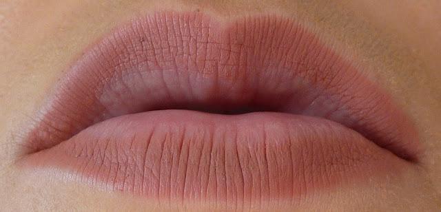 MAC: Labial Cremesheen naked proof, perfilador Boldly bare y gloss Drawn to chic / Reflexión sobre el trato en MAC MAC: Labial Cremesheen naked proof, perfilador Boldly bare y gloss Drawn to chic / Reflexión sobre el trato en MAC