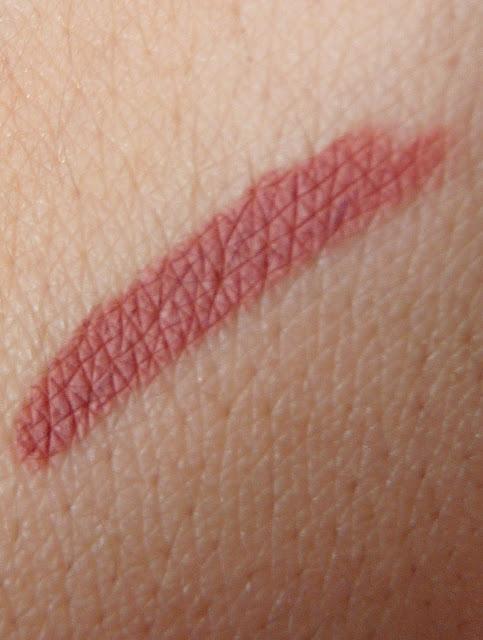 MAC: Labial Cremesheen naked proof, perfilador Boldly bare y gloss Drawn to chic / Reflexión sobre el trato en MAC MAC: Labial Cremesheen naked proof, perfilador Boldly bare y gloss Drawn to chic / Reflexión sobre el trato en MAC