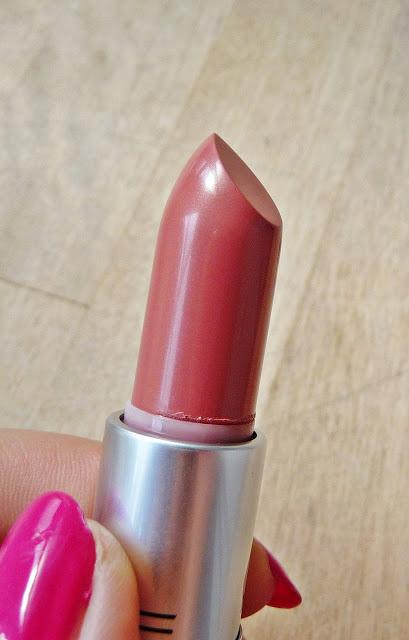 MAC: Labial Cremesheen naked proof, perfilador Boldly bare y gloss Drawn to chic / Reflexión sobre el trato en MAC MAC: Labial Cremesheen naked proof, perfilador Boldly bare y gloss Drawn to chic / Reflexión sobre el trato en MAC