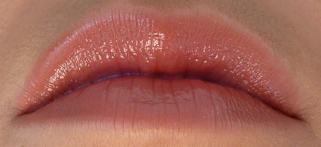 MAC: Labial Cremesheen naked proof, perfilador Boldly bare y gloss Drawn to chic / Reflexión sobre el trato en MAC MAC: Labial Cremesheen naked proof, perfilador Boldly bare y gloss Drawn to chic / Reflexión sobre el trato en MAC