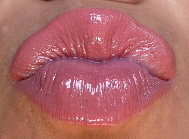 MAC: Labial Cremesheen naked proof, perfilador Boldly bare y gloss Drawn to chic / Reflexión sobre el trato en MAC MAC: Labial Cremesheen naked proof, perfilador Boldly bare y gloss Drawn to chic / Reflexión sobre el trato en MAC