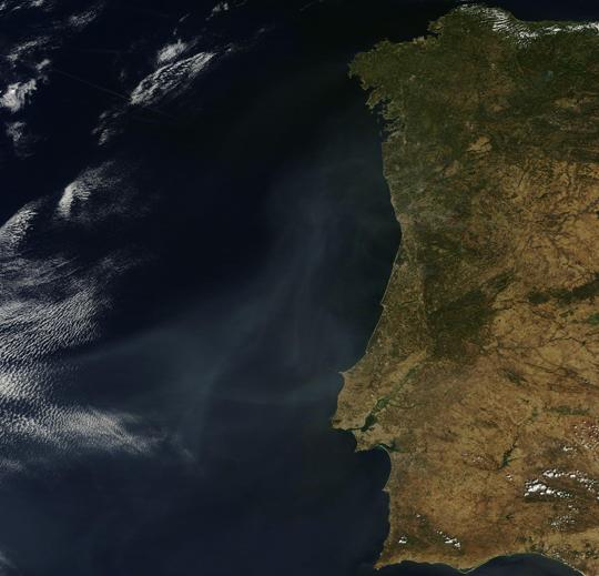 Imagen satélite (31.08.2013) de la pluma de humo de los incendios forestales de Portugal Imagen satélite (31.08.2013) de la pluma de humo de los incendios forestales de Portugal