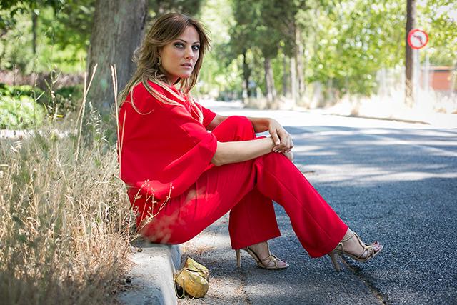 RED JUMPSUIT cristina blanco, guiadeestilo blog, spanish fashion bloggers, OUTFITS, mono rojo lapavana, red jumpsuit, mono para bodas, bolsito caja fat baobab, zapatos lola cruz, color rojo en bodas, lapavana brand