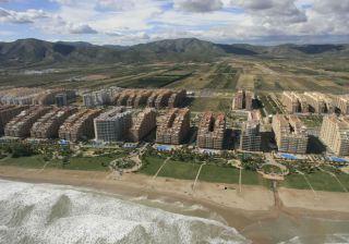 Verano, demencia colectiva y urbanismo playero Imagen aérea de Marina d' Or en Oropesa de Mar