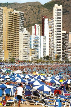 Verano, demencia colectiva y urbanismo playero Benidorm-2003-Olivares Navarro-small