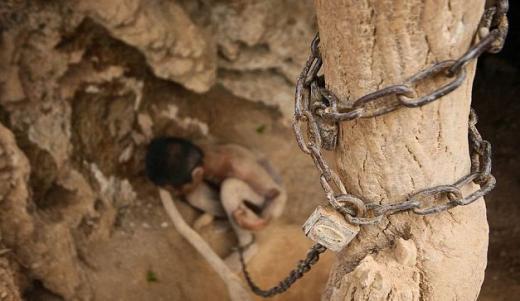 Encadena a su hijo ciego y con discapacidad mental en una cueva en China Encadena a su hijo ciego y con discapacidad mental en una cueva en China