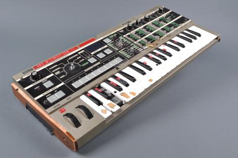 Inaugura el MODO la exposición “El Rock en México: 1955-2010” Teclado Korg Modelo microKorg Camilo Lara