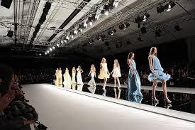LAS FASHION WEEK: ORIGEN Y PRESENTE LAS FASHION WEEK: ORIGEN Y PRESENTE