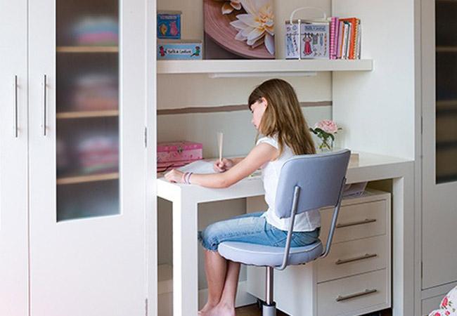 niña en mesa