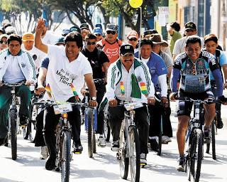 Evo Morales recorre 20 kilómetros en bicicleta Evo Morales recorre 20 kilómetros en bicicleta