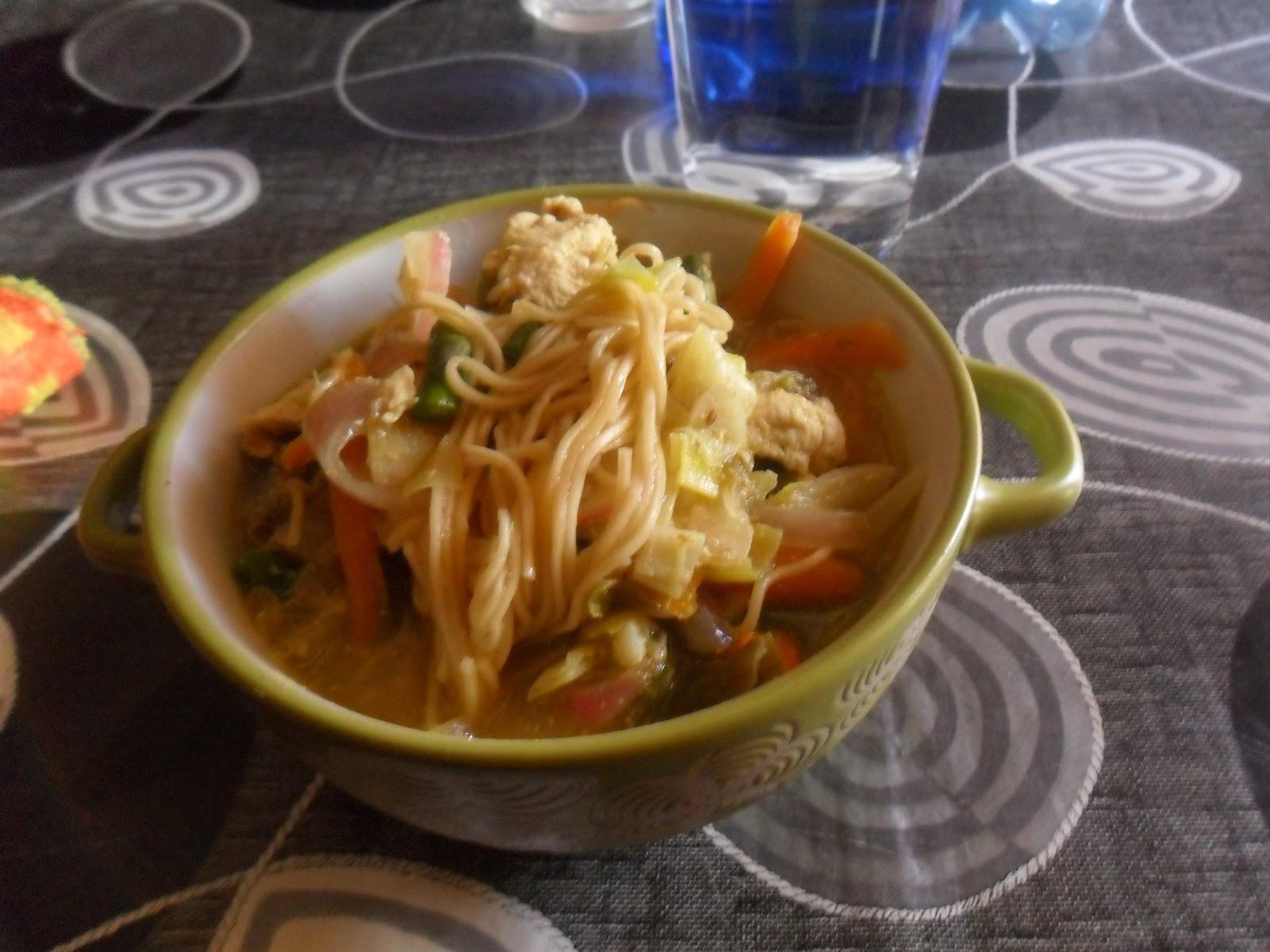 Sopa noodles con pollo y verduras