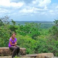 En la cima de la montaña Sigiriya entre rocas gigantes y templos perdidos