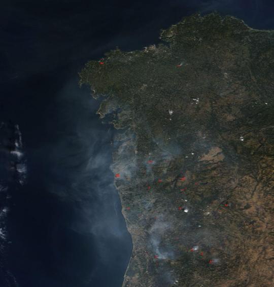 Imagen satélite (03.09.2013) de los incendios forestales en Portugal y Galicia Imagen satélite (03.09.2013) de los incendios forestales en Portugal y Galicia