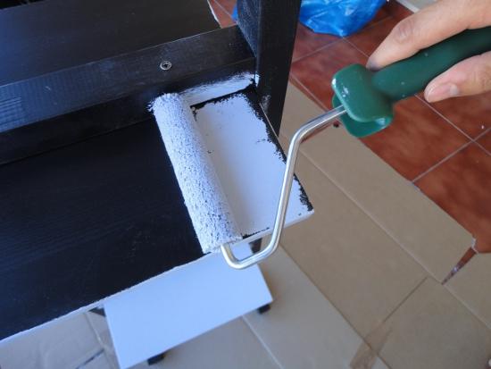 PASO 2: aplicar primera capa de pintura Haz desaparecer tus muebles