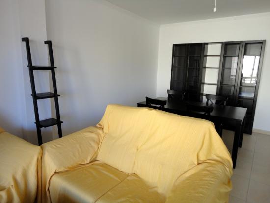 Estanterías negras de Ikea ANTES de pintar Haz desaparecer tus muebles