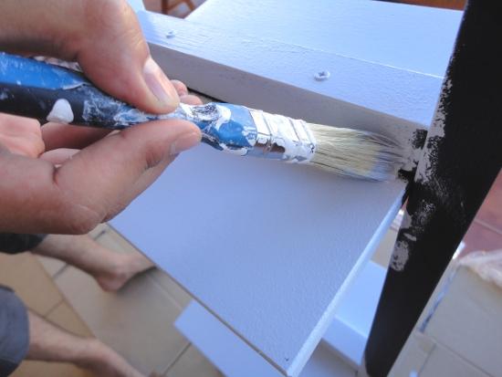 PASO 2: aplicar primera capa de pintura (damos con brocha en las esquinas) Haz desaparecer tus muebles
