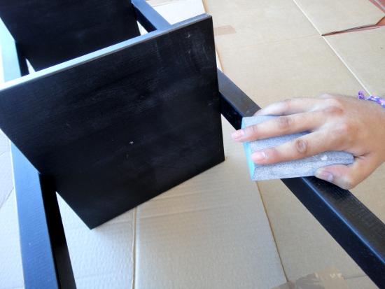 PASO 1: Lijar suavemente para preparar la madera a pintar Haz desaparecer tus muebles