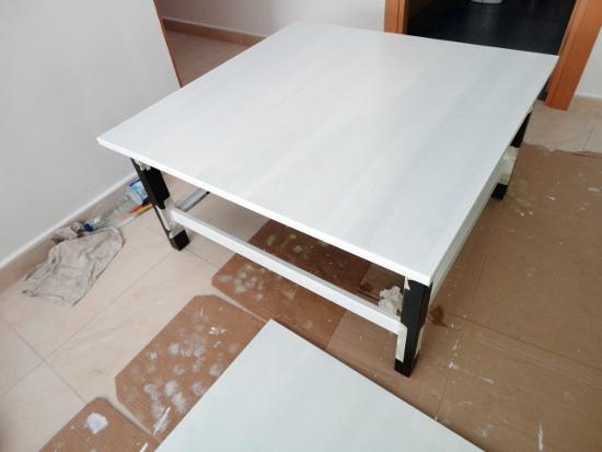 Primera capa de pintura blanca Haz desaparecer tus muebles