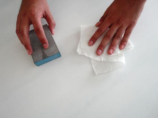 PASO 3: lijar la primera capa de pintura y limpiar Haz desaparecer tus muebles
