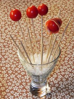 BROCHETA DE TOMATE CHERRY CON JAMÓN IBÉRICO BROCHETA DE TOMATE CHERRY CON JAMÓN IBÉRICO
