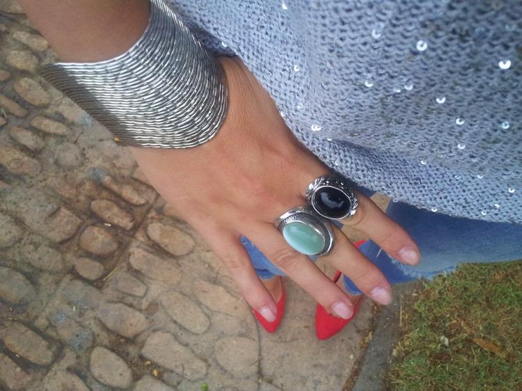 Moda: Look con jersey gris plata de lentejuelas y zapatos rojos Moda: Look con jersey gris plata de lentejuelas y zapatos rojos