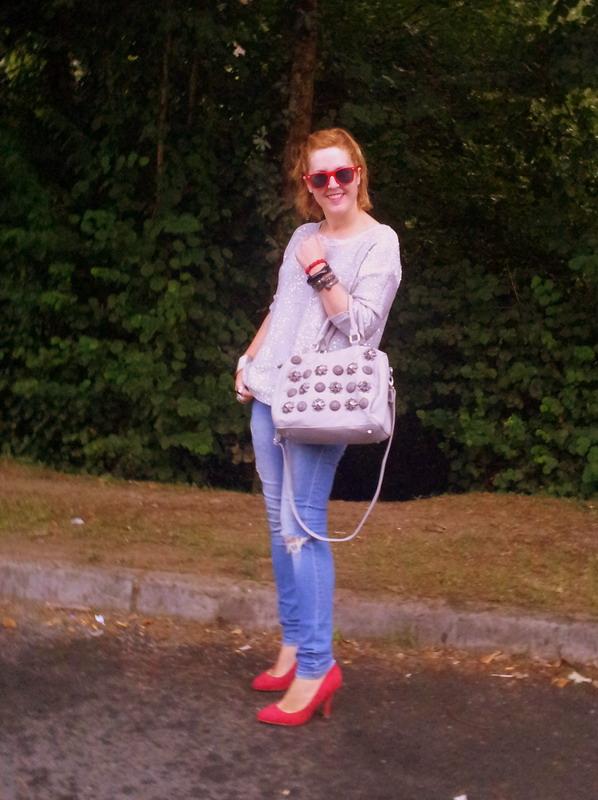 Moda: Look con jersey gris plata de lentejuelas y zapatos rojos Moda: Look con jersey gris plata de lentejuelas y zapatos rojos