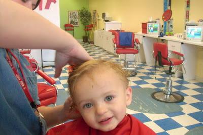 PRIMER CORTE DE CABELLO EN EL BEBE EN CASA PRIMER CORTE DE CABELLO EN EL BEBE EN CASA