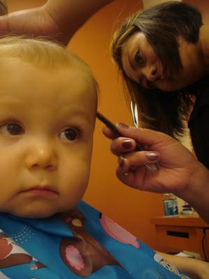 PRIMER CORTE DE CABELLO EN EL BEBE EN CASA PRIMER CORTE DE CABELLO EN EL BEBE EN CASA