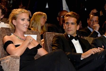 Scarlett Johansson, de Versace, luce en Venecia su anillo de compromiso. Vídeo Scarlett Johansson, de Versace, luce en Venecia su anillo de compromiso. Vídeo