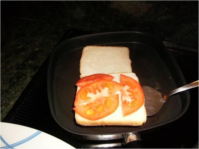 SÁNDWICH DE BEICON Y HUEVO REVUELTO SÁNDWICH DE BEICON Y HUEVO REVUELTO