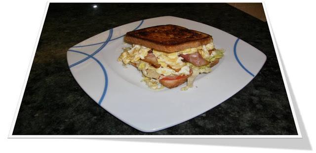 SÁNDWICH DE BEICON Y HUEVO REVUELTO SÁNDWICH DE BEICON Y HUEVO REVUELTO