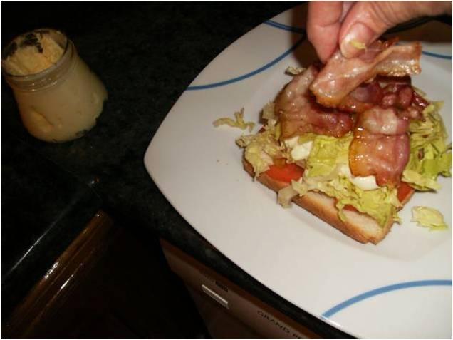 SÁNDWICH DE BEICON Y HUEVO REVUELTO SÁNDWICH DE BEICON Y HUEVO REVUELTO