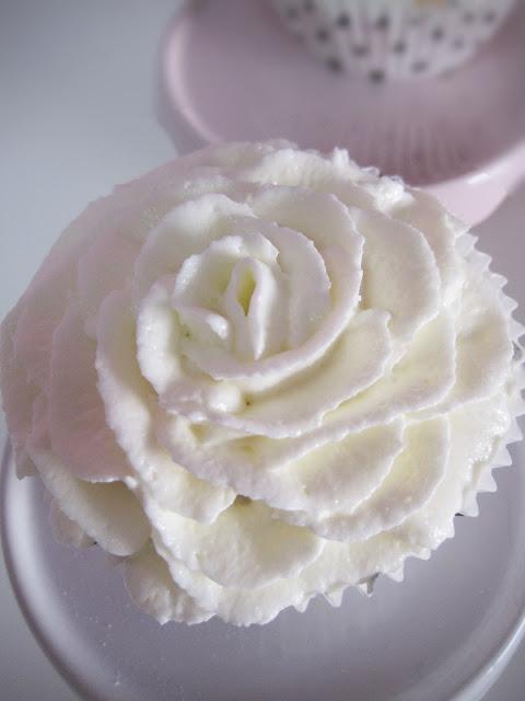 CUPCAKES DE MANGO CON ROSAS DE PIÑA COLADA CUPCAKES DE MANGO CON ROSAS DE PIÑA COLADA