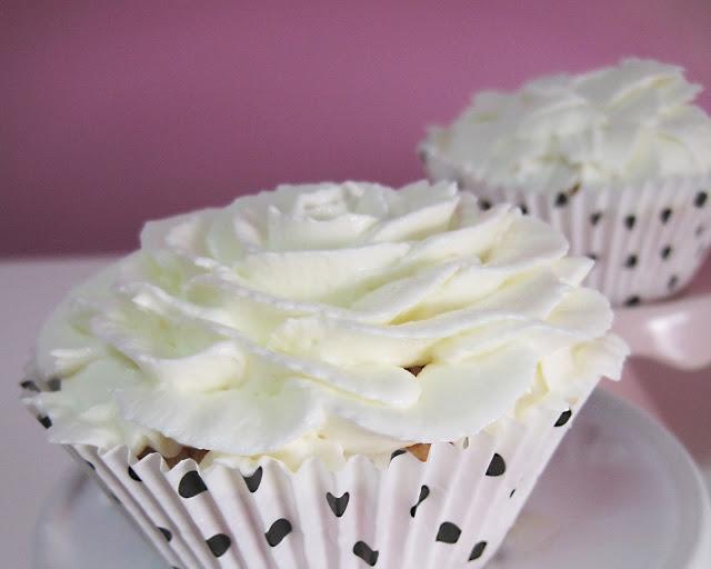 CUPCAKES DE MANGO CON ROSAS DE PIÑA COLADA CUPCAKES DE MANGO CON ROSAS DE PIÑA COLADA
