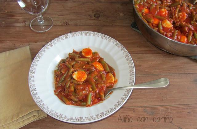 JUDÍAS CON HUEVOS DE CODORNIZ, TOMATE Y ANCHOAS JUDÍAS CON HUEVOS DE CODORNIZ, TOMATE Y ANCHOAS